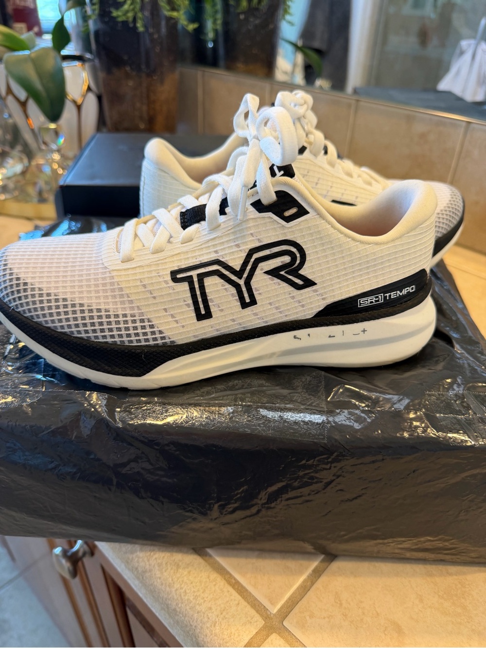TYR White and Black SR-1 TEMPO
TEMPO RUNNER - Picture 6 of 10